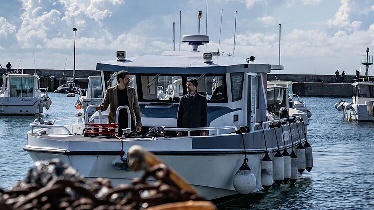 Dupin (Pasquale Aleardi, links) und Kadeg (Jan Georg Sch&uuml;tte) werden auf die Insel Ouessant gerufen, "Die Insel der Frauen".