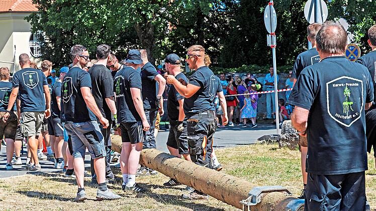 Die Kerwa-Freunde bereiten sich auf das Baumaufstellen vor.