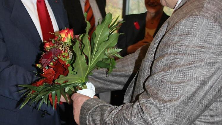 Blumen für einen Eisenbahner: Bernd Rützel (links) und Frank Hofmann.