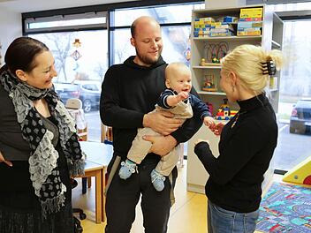 Oskar, der Sohn von Ulrike und Johannes Görz, scheint schon recht angetan von Tagesmama Kristin Jäger (rechts). Ab Februar wird Oskar fünf Stunden am Tag bei den ,Sonnenkäfern' betreut werden, weil dann auch seine Mama wieder arbeitet. Fotos: Barbara Herbst