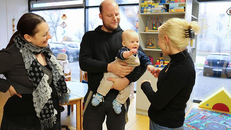 Oskar, der Sohn von Ulrike und Johannes Görz, scheint schon recht angetan von Tagesmama Kristin Jäger (rechts). Ab Februar wird Oskar fünf Stunden am Tag bei den ,Sonnenkäfern' betreut werden, weil dann auch seine Mama wieder arbeitet. Fotos: Barbara Herbst