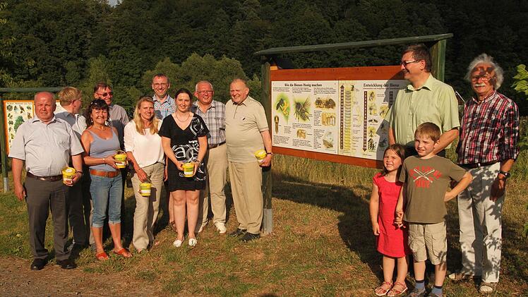 Zahlreiche Gäste und Sponsoren eröffneten mit Vorsitzender Peter Kirchner (Vierter von links) den Bienen-Lehrpfad; Bgm Karl-Heinz Kandler (links) sowie Zweiter Vorsitzender Karl Schmitt und Kreisvorsitzender Werner Hornung (von rechts) waren dabei. Foto: Geiling