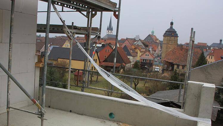 Hoch über den Dächern von Bad Staffelstein: Aus dem obersten Stockwerk des "Wohnparks Schorr" bietet sich dieser Ausblick auf die Altstadt. Zu dem Panorama gehört auch der Staffelberg, den das Objektiv der Kamera hier leider nicht mehr mit einfangen konnte. Fotos: Matthias Einwag