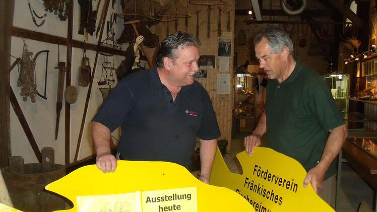 Alles Fisch, oder was? Dem Bischberger Fischerei-Museum gilt ihre Liebe: Fördervereinsvorsitzender Peter Fischer (links) und sein Amtsvorgänger Josef Kröner.Foto: Anette Schreiber