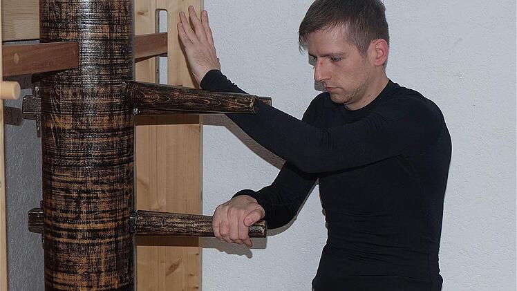 Timo Pfeuffer bei der Übung an der Kung-Fu-Holzpuppe.