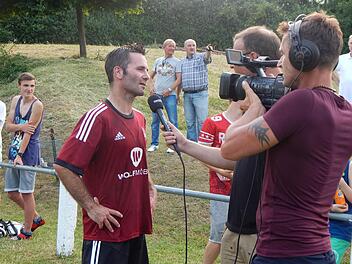 FCN-Legende Michael Wiesinger im Gespräch mit einem Fernsehteam während der Halbzeit. Fotos: Mona Lisa Eigenfeld