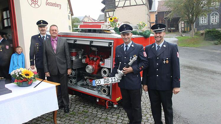 Die Freude in Gossenberg über den neuen Anhänger ist riesengroß. Bürgermeister Udo Siegel übergab Symbolisch das Kennzeichen an den Kommandanten Markus Taschek und Frank Degner). Foto: Michael Stelzner