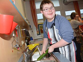 Tom Hentschel kocht gern und ist im Hauswirtschaftsunterricht in der Werner-Grampp-Schule immer mit großem Enthusiasmus bei der Sache. Foto: Dagmar Besand