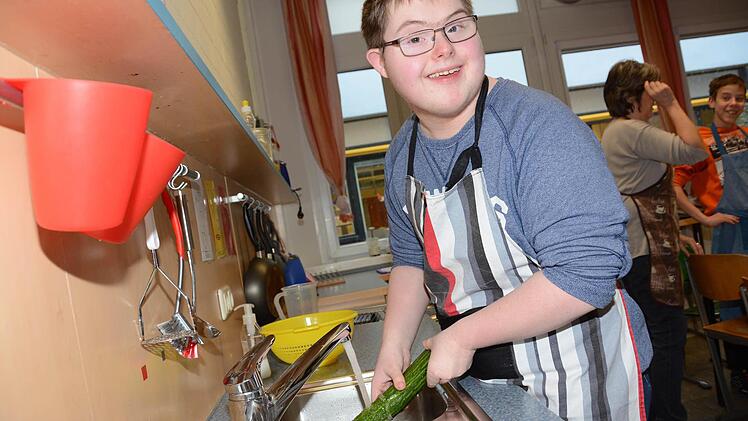 Tom Hentschel kocht gern und ist im Hauswirtschaftsunterricht in der Werner-Grampp-Schule immer mit großem Enthusiasmus bei der Sache. Foto: Dagmar Besand