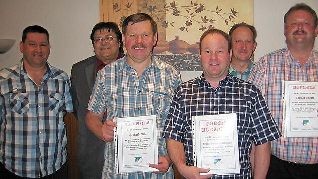 Ehrungen beim SV F&ouml;rtschendorf; im Bild (vorne, von links) Gerhard Zackl, Stefan Hofmann und Thomas Zwosta sowie (hinten, von links) Vorsitzender Heiko Zwingmann, Zweiter B&uuml;rgermeister Wolfgang F&ouml;rtsch und Zweiter Vorsitzender Thomas Lang. Foto: Willibald Jungkunz
