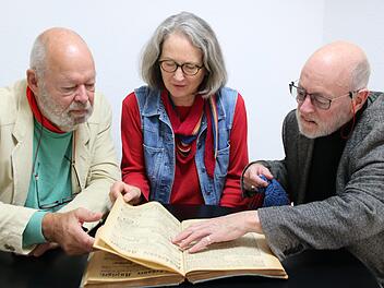 Die Litera(n)ten Bernt Sieg (links), Bärbel Fürst und Jens Müller-Rastede schauen, was im Jahr 1913 alles so los war. Thomas Malz
