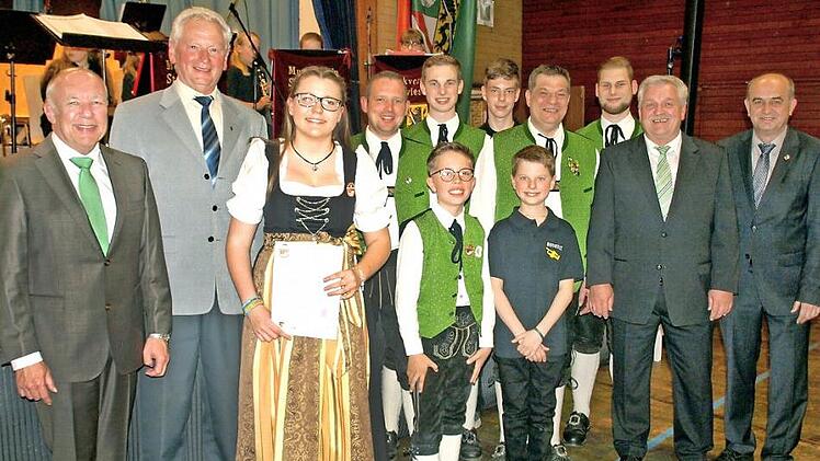 Ehrungen gab es beim Osterkonzert des Musikvereins Steinwiesen: Bezirksvorsitzender Thomas Kolb (rechts) und Kreisvorsitzender Wolfgang Müller (Zweiter von rechts) ehrten Aktive für zehn, 20- und 40-jähriges Musizieren. Von links im Bild sind Vorsitzender Stefan Hümmer, Zweiter Bürgermeister Bruno Beierlorzer, Josephine Wrobel, Michael Stöcker, Johannes Renk, Hannes Feil, Luca Ströhlein, Benedikt Renk, Wolfgang Schrepfer und Jonas Müller. Foto: Susanne Deuerling