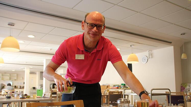Thomas Welz arbeitet beim BRK Altenheim als Servicekraft, Ursula Fischkal ist in einer Wohngruppe beschäftigt.   Fotos: Franziska Rieger