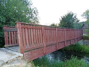 Die gesperrte Holzbrücke soll erneuert werden.  Foto: Thomas Weichert