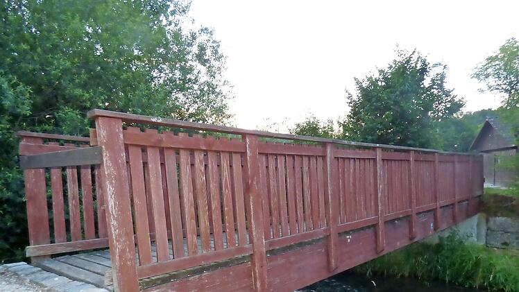 Die gesperrte Holzbrücke soll erneuert werden.  Foto: Thomas Weichert