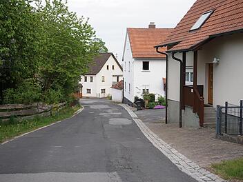 Die Sanierung der Ortsdurchfahrt Roßbach ist eines der Projekte, das in die Finanzplanung des Marktes Zeitlofs aufgenommen wurde. Foto: Marion Eckert
