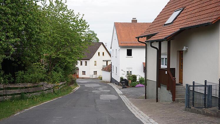 Die Sanierung der Ortsdurchfahrt Roßbach ist eines der Projekte, das in die Finanzplanung des Marktes Zeitlofs aufgenommen wurde. Foto: Marion Eckert