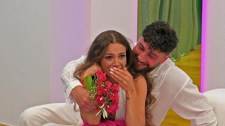 Blümchen für Jeje: Da verzeiht sie ihrem Umut doch glatt den Flirt mit Laura.