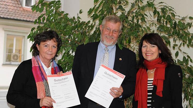 Die Leiterin des Studienkreises Bad Kissingen, Karin Reinshagen (links) überreichte, gemeinsam mit Gebietsleiterin Barbara Glaser (rechts), drei Gutscheine im Wert von rund 2000 Euro an Stadtrat Otto Funck.  Foto: Christian Dijkstal