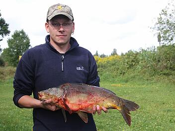 Richard Stengel zeigt seinen 58 Zentimeter langen und 3700 Gramm schweren Karpfen. Das Prachtexemplar war zugleich der Sieggarant für den 31-jährigen Angler beim Königsfischen. Fotos: Sonja Adam