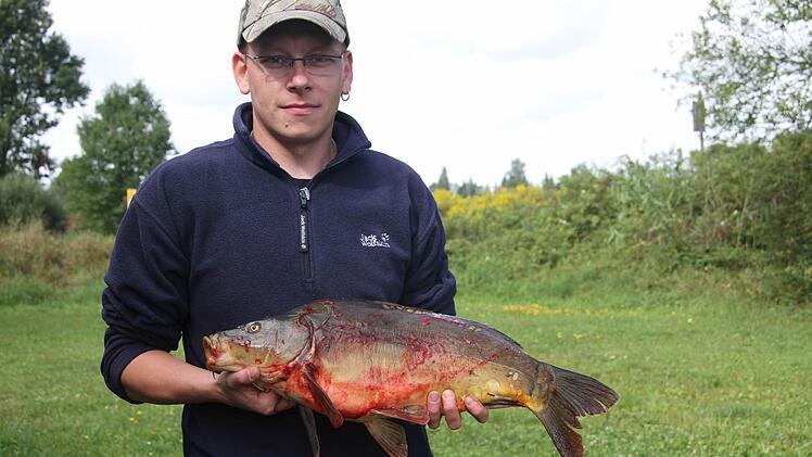 Richard Stengel zeigt seinen 58 Zentimeter langen und 3700 Gramm schweren Karpfen. Das Prachtexemplar war zugleich der Sieggarant für den 31-jährigen Angler beim Königsfischen. Fotos: Sonja Adam