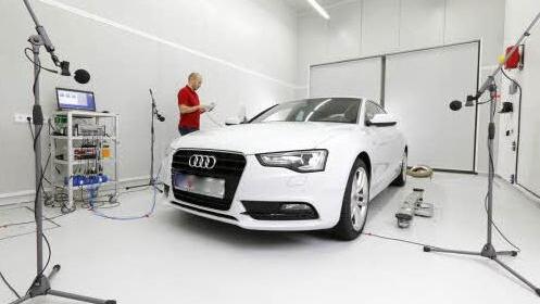 Der Fahrzeugprüfstand im Akustikzentrum von Schaeffler. Fotos: Schaeffler AG