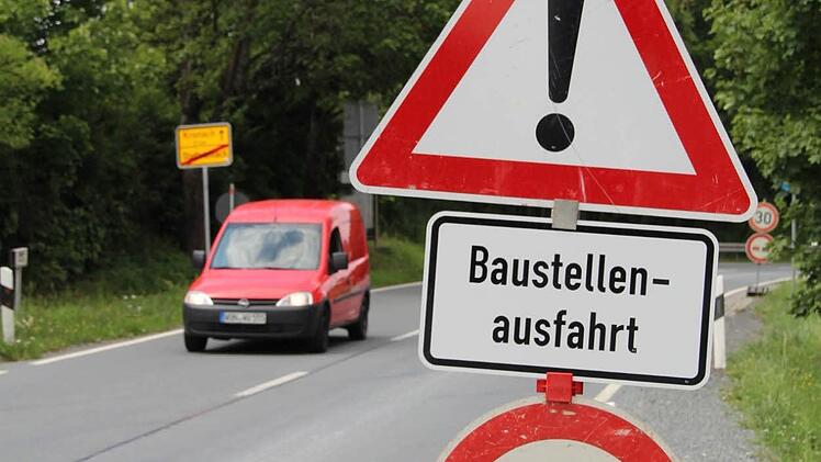 An der Baustellenzufahrt zum neuen Verbrauchermarkt ist besondere Vorsicht geboten. Foto: Matthias Beetz