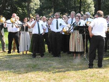 Zahlreiche Jagdhornbläser "unterstützen" die Jagdhornbläsergruppe Haßberg bei ihrer Feier zum 60. Jubiläum in Birkach.  Foto: Gerhard Schmidt