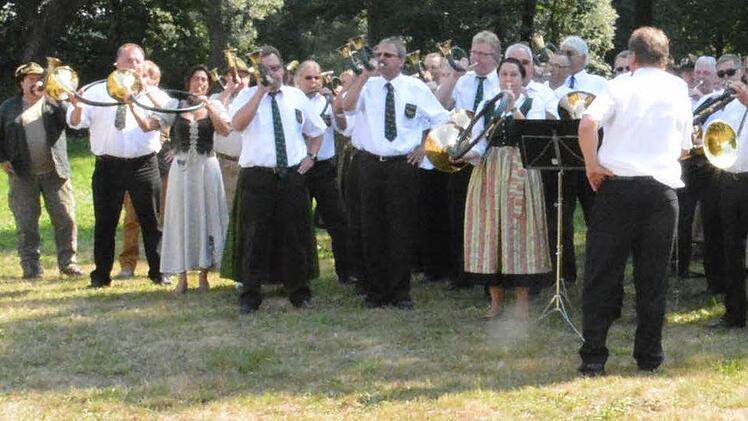 Zahlreiche Jagdhornbläser "unterstützen" die Jagdhornbläsergruppe Haßberg bei ihrer Feier zum 60. Jubiläum in Birkach.  Foto: Gerhard Schmidt