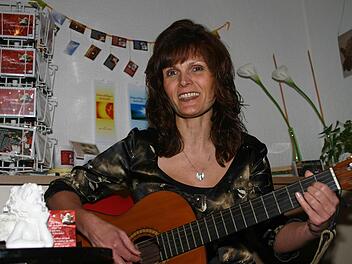 Eva Maria Klöhr gestaltet ihr aktuelles Programm am Sonntag, 20. September, auf dem Kreuzberg, indem sie singt und liest und sich selbst mit der Gitarre begleitet. Foto: Waltraud Ludwig/Archiv