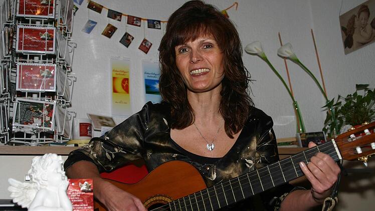 Eva Maria Klöhr gestaltet ihr aktuelles Programm am Sonntag, 20. September, auf dem Kreuzberg, indem sie singt und liest und sich selbst mit der Gitarre begleitet. Foto: Waltraud Ludwig/Archiv