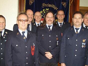 Ehrungen und eine Verabschiedung gab es bei der Feuerwehr Unterleichtersbach. Von links: Kreisbrandmeister Volker Hägerich, Karlheinz Sladek, Bürgermeister Dieter Muth, Kommandant Roland Zehner, Thomas Weber, Vorsitzender Christian Seubert, Wolfgang Spahn und Kreisbrandrat Benno Metz. Foto: Wolfgang Saam