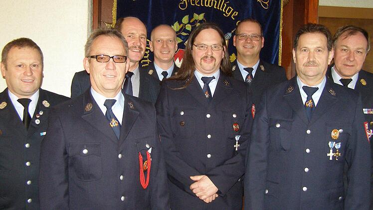 Ehrungen und eine Verabschiedung gab es bei der Feuerwehr Unterleichtersbach. Von links: Kreisbrandmeister Volker Hägerich, Karlheinz Sladek, Bürgermeister Dieter Muth, Kommandant Roland Zehner, Thomas Weber, Vorsitzender Christian Seubert, Wolfgang Spahn und Kreisbrandrat Benno Metz. Foto: Wolfgang Saam