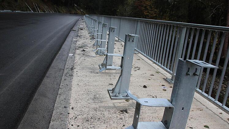 An der mittleren Stützmauer werden noch Leitplanken gesetzt.  Foto: Friedwald Schedel