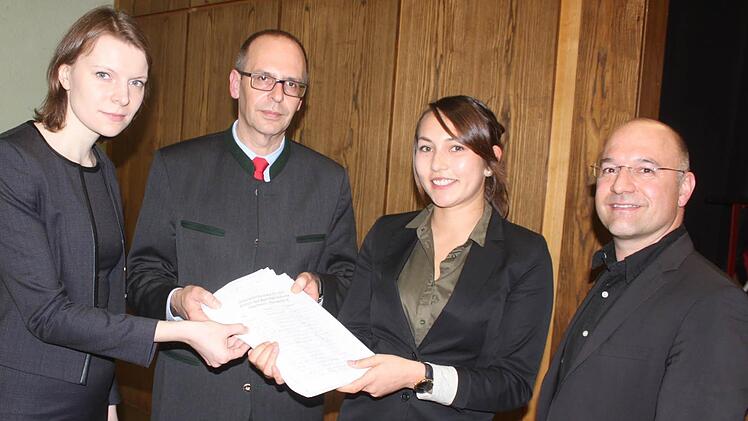 Listen mit rund 1500 Unterschriften als Petition für den Erhalt des Bezirksklinikums Obermain übergaben Oberarzt Dominik Hornung und Dora Wiesmann (von rechts) an MdB Emmi Zeulner und Landrat Christian Meißner. Foto: Matthias Einwag
