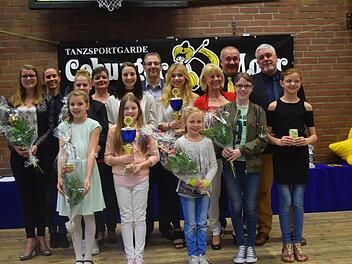 Alle Geehrten zusammen mit OB Norbert Tessmer, Drittem Bürgermeister Thomas Nowak und Präsident Matthias Schikora. Foto: Daniela Pondelicek