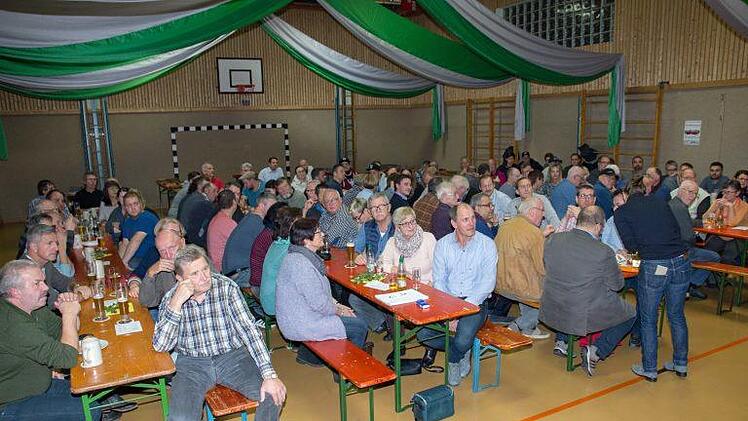 Knapp 100 Bürger kamen zur Bürgerversammlung in die TV-Halle in Augsfeld.Ulrike Langer
