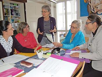 Noch eine Besprechung vor dem Festwochenende (von links): Annette Hildebrandt, Helga Brachmann, Gabriele Ketteler, Elisabeth Meisinger und Andrea Schiele-Eberlein. Der Club feiert sein 20-jähriges Bestehen. Foto: Helke Renner