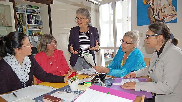 Noch eine Besprechung vor dem Festwochenende (von links): Annette Hildebrandt, Helga Brachmann, Gabriele Ketteler, Elisabeth Meisinger und Andrea Schiele-Eberlein. Der Club feiert sein 20-jähriges Bestehen. Foto: Helke Renner