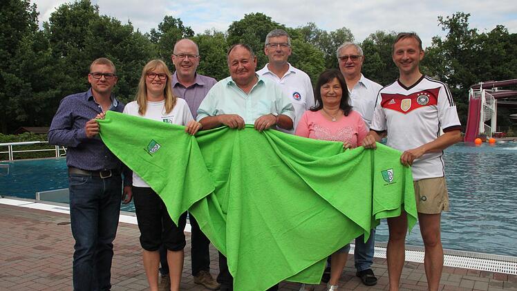 Veronika Weber (Dritte von rechts) und ihr Mann Gerhard (links daneben) aus Burgkunstadt betreiben seit 25 Jahren den Kiosk im Mainleuser Freibad. Bürgermeister Robert Bosch (rechts) schenkt dem Paar Handtücher. Ferner gratulieren (von links) Hauptverwaltungsleiter Ronny Thater, Bademeisterin Ivonne Otto, Bauamtsleiter Hans-Georg Busch sowie die Gemeinderäte Dieter Pöhlmann und Siegfried Escher (alle Markt Mainleus). Foto: Stephan Stöckel.