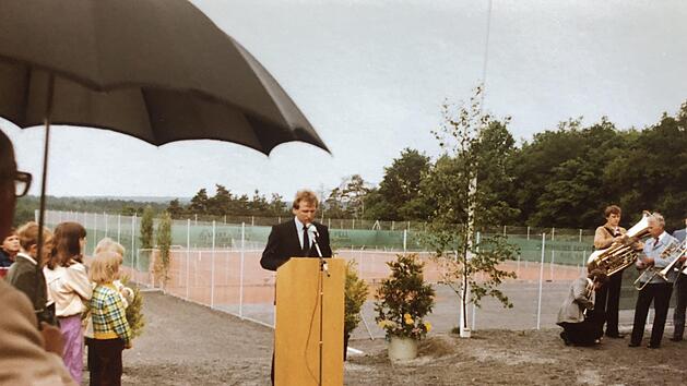 Hubert Schott bei der Einweihung des Tennisplatzes im Jahr 1981.Archivfoto: Tennisabteilung FC Eltingshausen