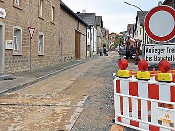 Im Zuge des Straßenausbaus durch den Landkreis Haßberge wird die Wasserleitung in der Brunnenstraße in Untertheres durch den Zweckverband zur Wasserversorgung der Theres-Gruppe erneuert.  Foto: Ulrike Langer