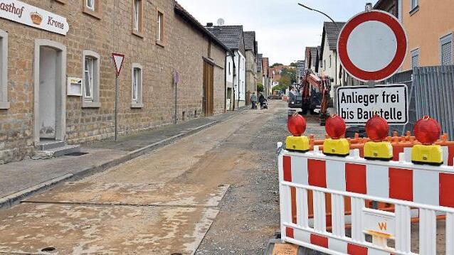 Im Zuge des Straßenausbaus durch den Landkreis Haßberge wird die Wasserleitung in der Brunnenstraße in Untertheres durch den Zweckverband zur Wasserversorgung der Theres-Gruppe erneuert.  Foto: Ulrike Langer