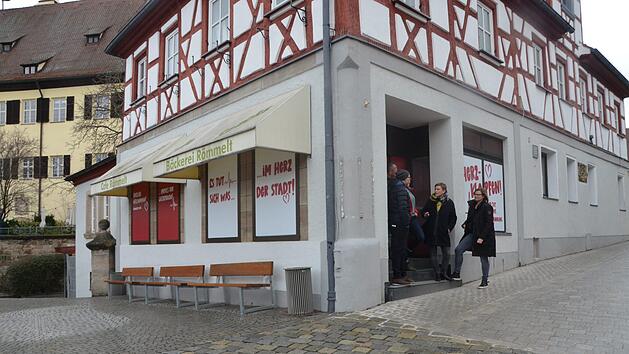 Großflächige Aufkleber auf den Fenstern verraten: Es wird spannend! Im Herzen der Stadt kommt eine neue Gastronomie.  Fotos: Bernhard Panzer