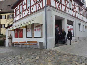 Großflächige Aufkleber auf den Fenstern verraten: Es wird spannend! Im Herzen der Stadt kommt eine neue Gastronomie.  Fotos: Bernhard Panzer