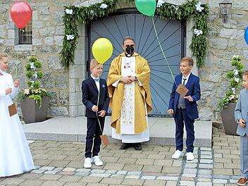 Nach dem Gottesdienst ließen die Kommunionkinder Marie Wunder, Kilian Beierlorzer, Felix Deuerling und Moritz Förtsch (v.li) als Zeichen der Freude bunte Luftballons mit Karten und dem Fischsymbol in den Himmel steigen.