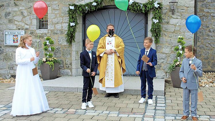 Nach dem Gottesdienst ließen die Kommunionkinder Marie Wunder, Kilian Beierlorzer, Felix Deuerling und Moritz Förtsch (v.li) als Zeichen der Freude bunte Luftballons mit Karten und dem Fischsymbol in den Himmel steigen.