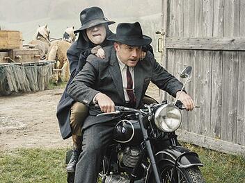 Ob der Frauenheld Max Gumberger (Sebastian Bezzel, vorne) dem Boandlkramer (Michael "Bully" Herbig) weiterhelfen kann?