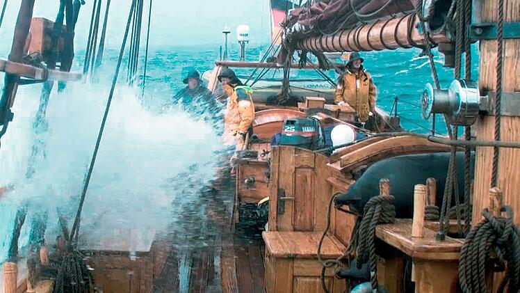Schwere Brecher: Bei Sturm ist die Mannschaft der "Dagmar Aeen" an Deck immer angeleint.