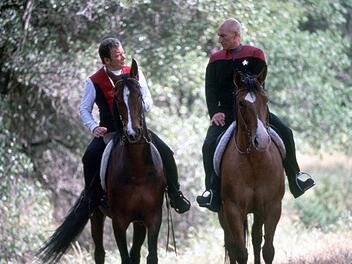 Picard (Patrick Stewart, rechts) schafft es nur mit gro&szlig;er &Uuml;berredungskunst, Kirk (William Shatner) zum Verlassen seines Paradieses und zum Kampf gegen den fanatischen Dr. Soran zu &uuml;berreden.